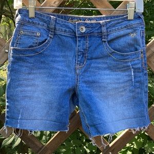 Justice Simply Low Blue Denim Mid-rise Distressed Shorts, size 10+ 1/2 (D1011)